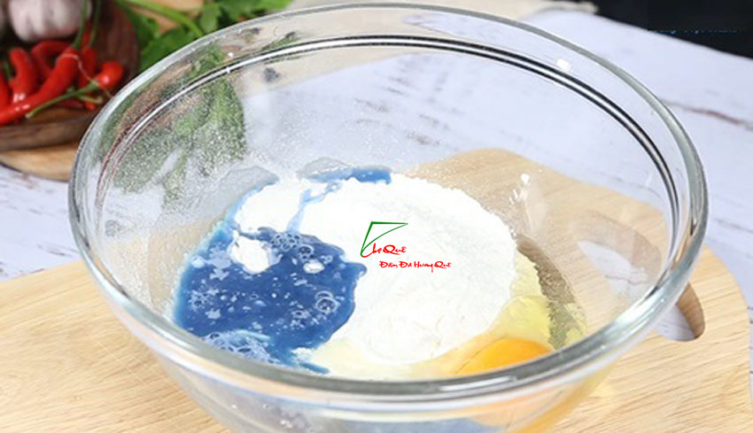 Chuẩn bị làm mì tươi hoa đậu biếc
